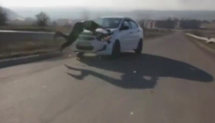Kaykaylı şov otomobilin kaputunda bitti