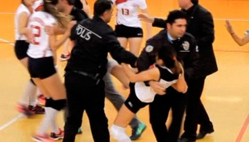 Kadın voleybolcuların tekme tokat kavgası