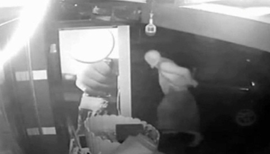 Etekli hırsızı otomobil jantı ele verdi