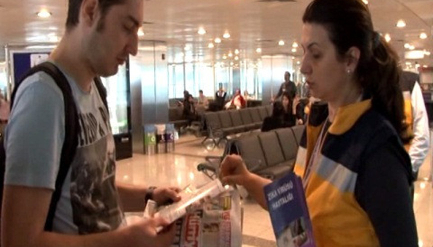 Yolcular Zika virüsüne karşı broşür ile bilgilendirildi