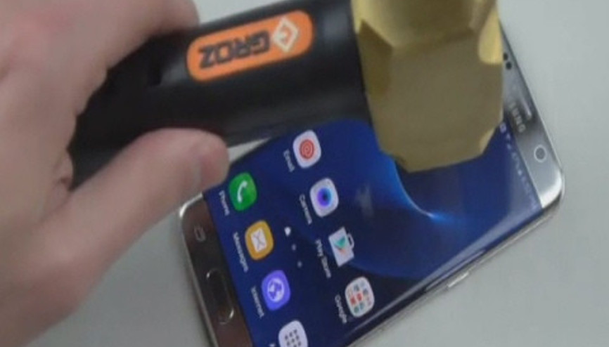 Samsung Galaxy S7yi çekiçle test etti