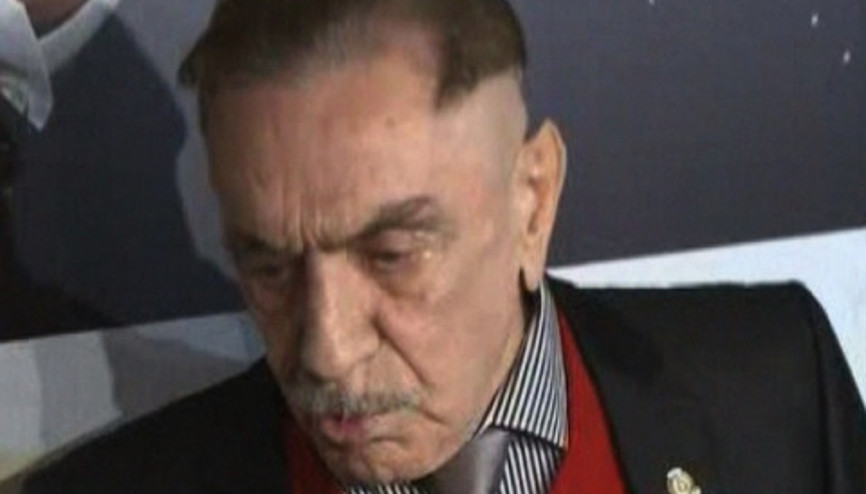 Aydemir Akbaşın takma dişleri fırladı