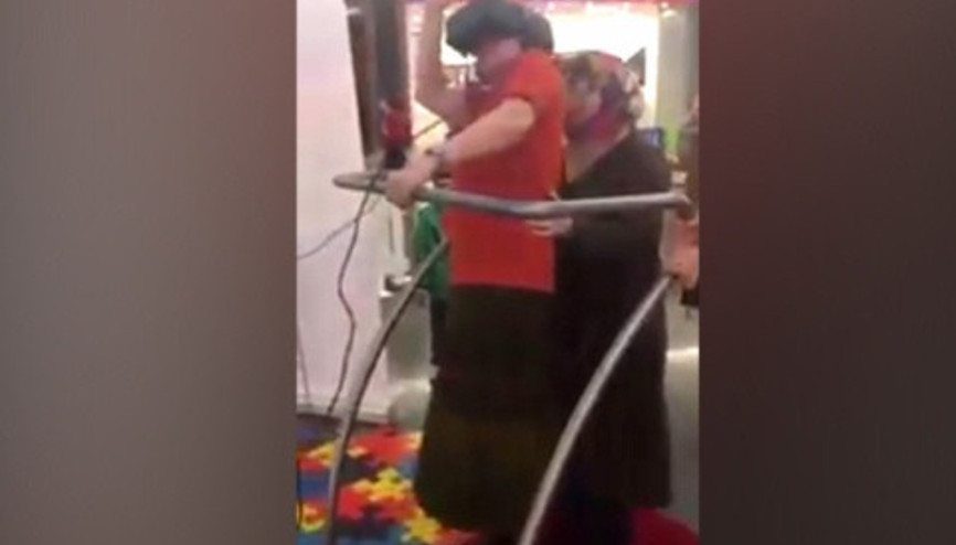 3 boyutlu animasyonu gerçek zanneden kadın