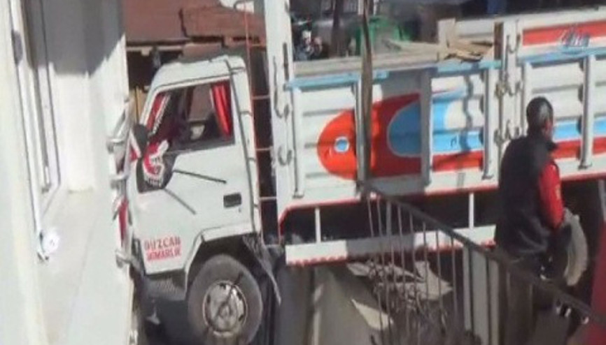 Freni patlayan kamyonet ortalığı savaş alanına çevirdi