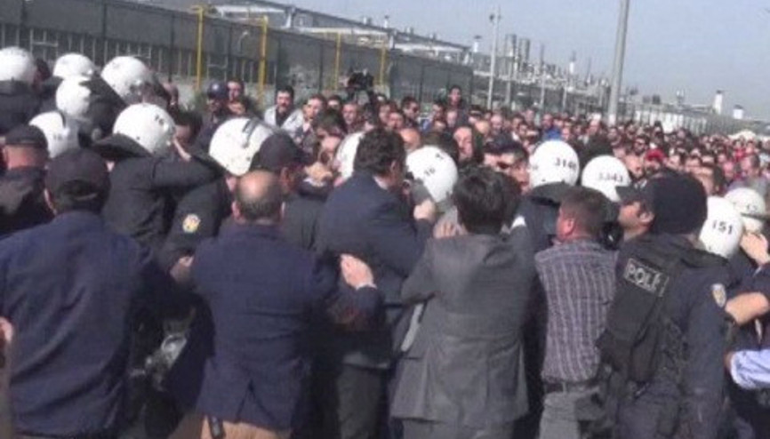 Oyak Renault işçilerinin yol kapatma eyleminde gerginlik Oyak Renault işçilerinin yol kapatma eyleminde gerginlik