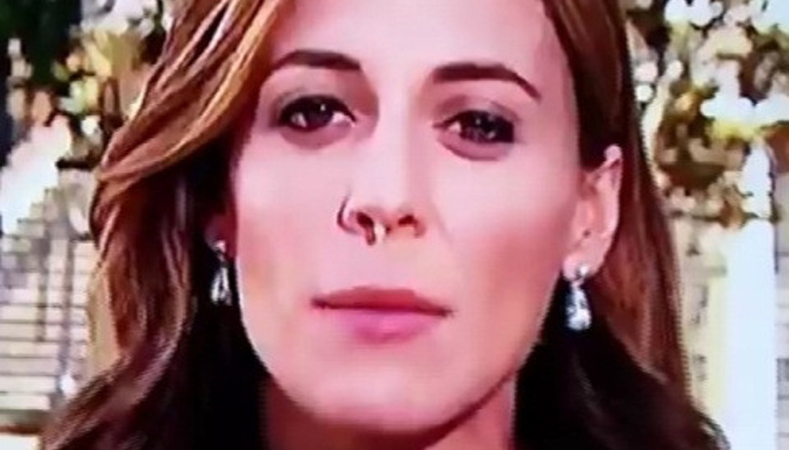 Canlı yayın sırasında burnu akınca... Canlı yayın sırasında burnu akınca...