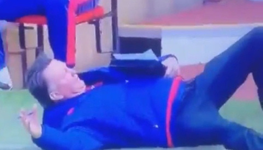 Manchester United teknik direktörü Van Gaal kendini yere attı Manchester United teknik direktörü Van Gaal kendini yere attı