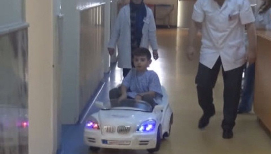 Çocuklar ameliyathaneye akülü arabayla gidiyor