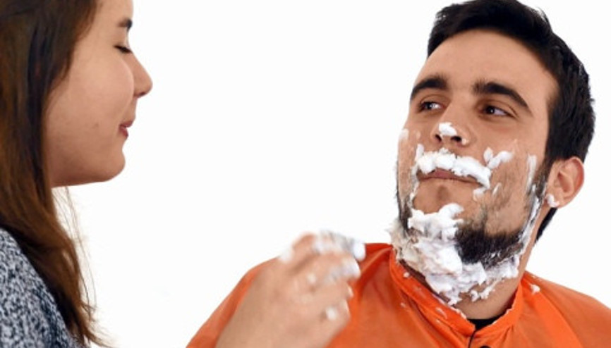 Kızlar ilk kez erkekleri tıraş ettiler