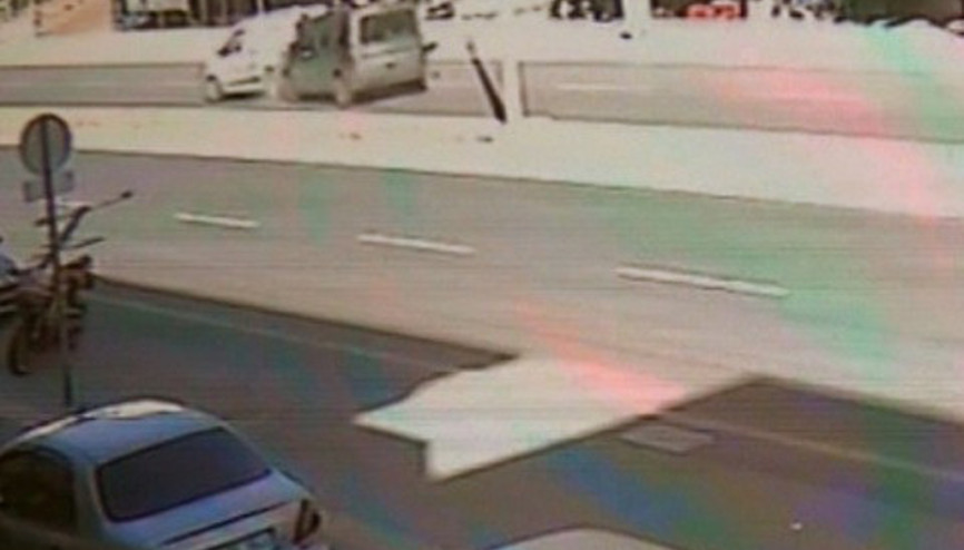 Yola fırlayan köpek kazaya neden oldu: 3 yaralı