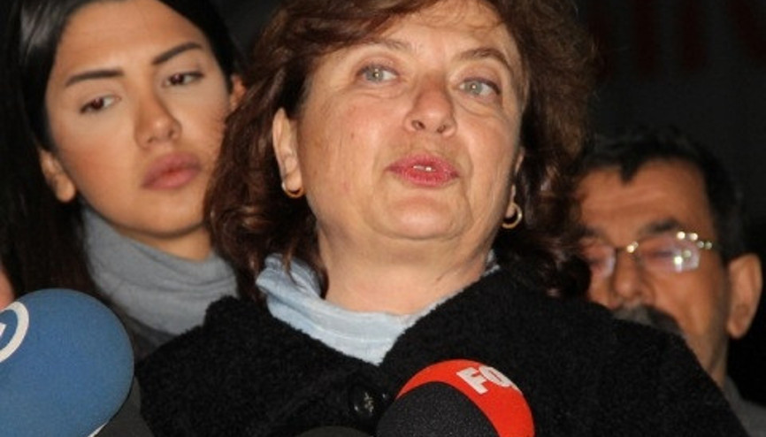 Can Dündarın eşi Silivri cezaevine geldi