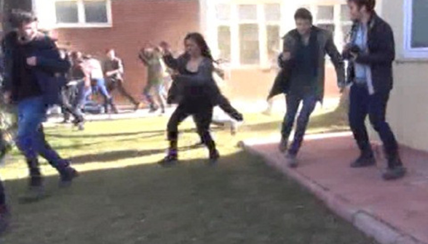 Eskişehirde afiş asan öğrencilere polisten gazlı müdahale