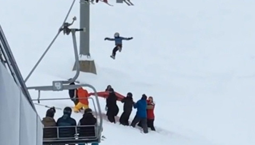 Telesiyejden düşmek üzere olan çocuğu böyle kurtardılar