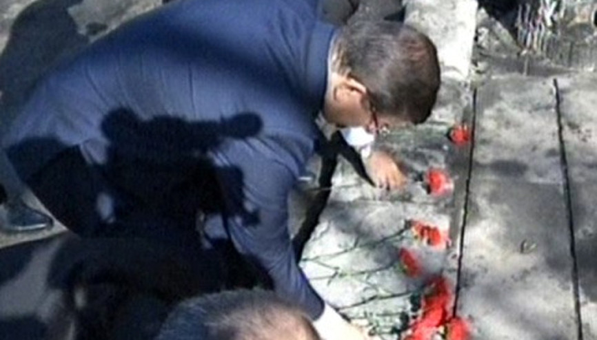 Başbakan Ahmet Davutoğlu patlamanın olduğu yere karanfil bıraktı Başbakan Ahmet Davutoğlu patlamanın olduğu yere karanfil bıraktı