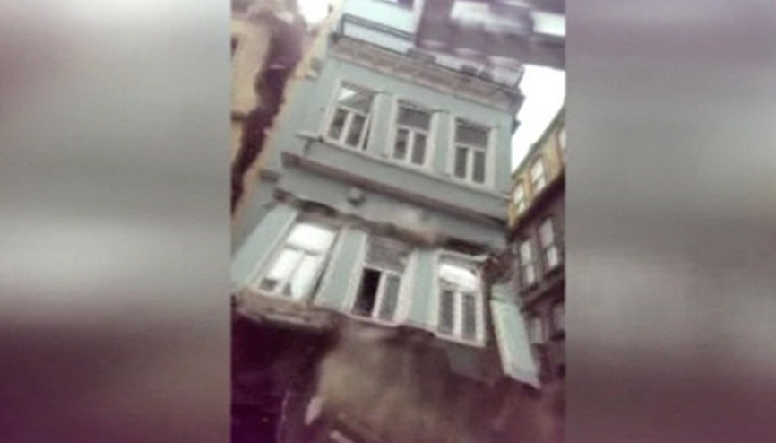 İşte Beyoğlundaki binanın çökme anı