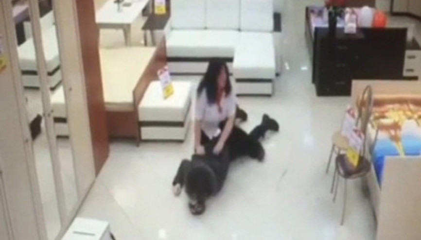 Rusyada hırsızı kadın görevli etkisiz hale getirdi