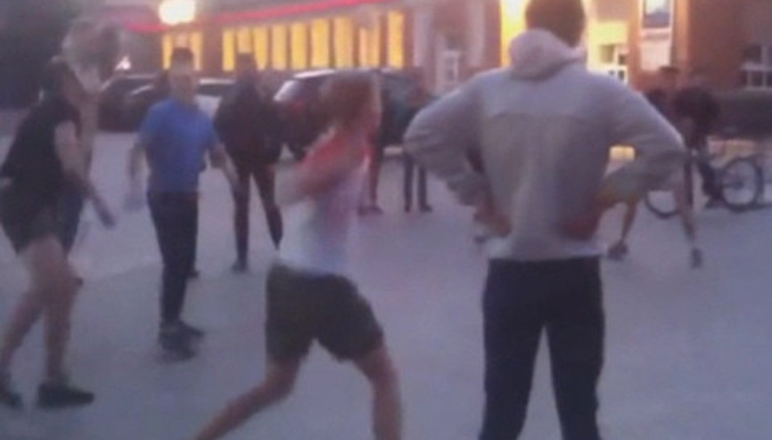 Takla atarken yüzüstü yere çakıldı