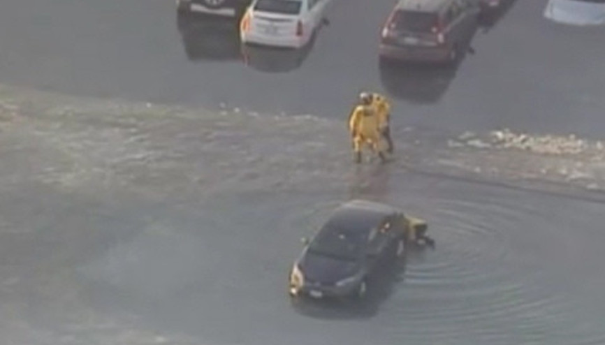 Buzlar eridi araçlar suya gömüldü Buzlar eridi araçlar suya gömüldü