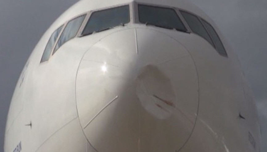 Kuş çarpan uçağın burnu bu hale geldi