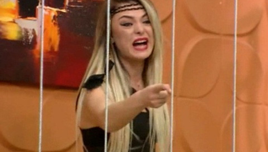 Mehtap, çıldırdı Önce terlik fırlattı sonra evi bastı