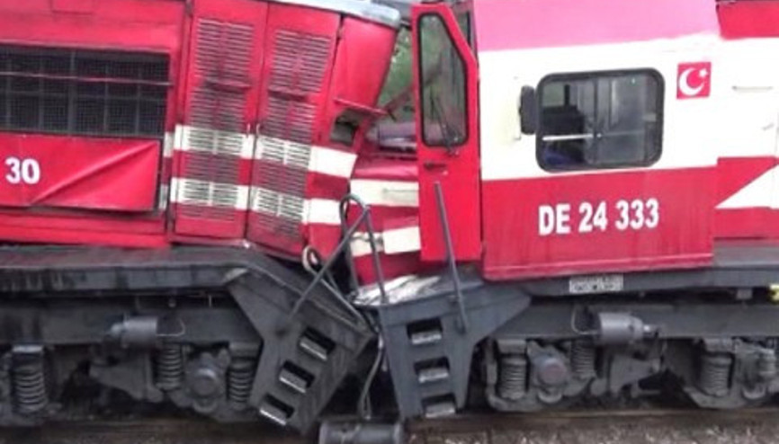 Aksihar’da iki tren çarpıştı, makinistler yaralandı