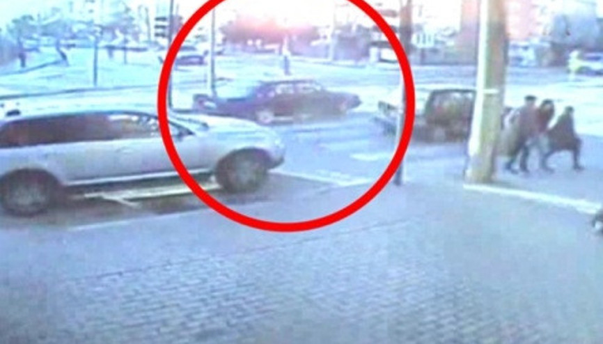 Ambulansa yol vermek isterken kaza yaptı