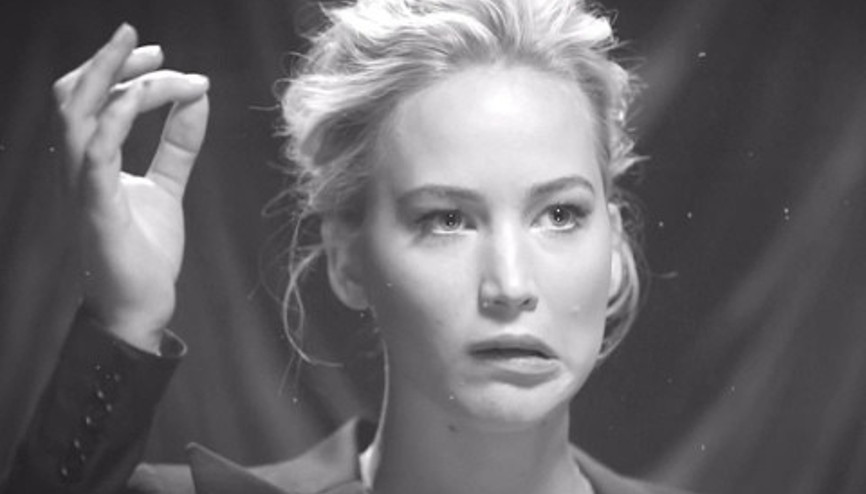 Güzel oyuncu Jennifer Lawrencedan pandomim gösterisi