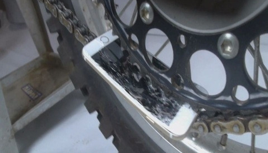 iPhone 6si bu sefer motosiklet zincirine sıkıştırdı