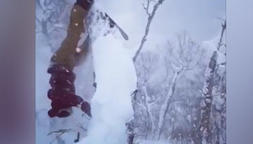 Kayakçı ağaçta asılı kaldı