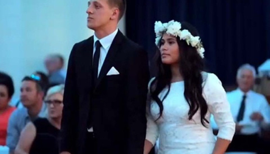 Düğündeki sürpriz Haka Dansına gelin ve damat da katıldı