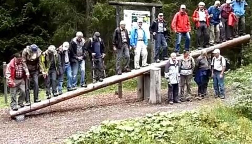 Domino taşları gibi devrildiler
