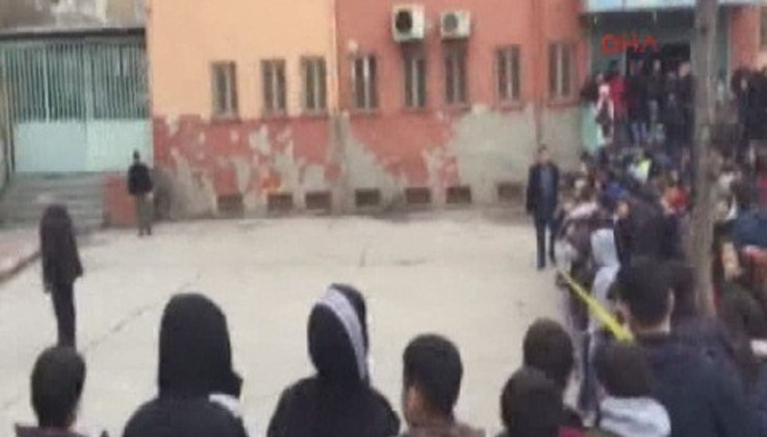Diyarbakırda karne günü okul bahçesinde el yapımı bomba infilak etti