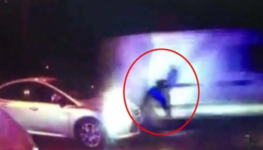 Uygulamadan kaçan minibüs polise böyle çarptı