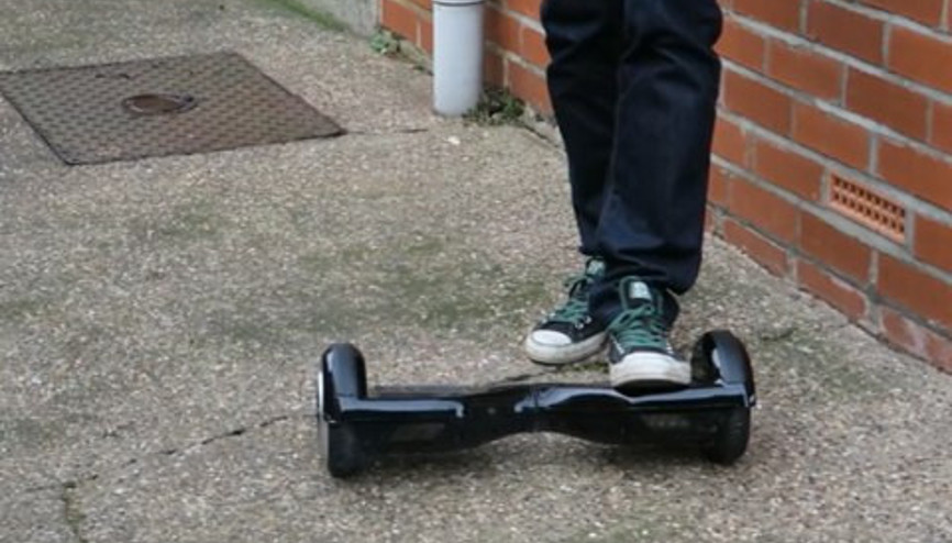 Yeni aldığı Hoverboard alevler içinde kaldı