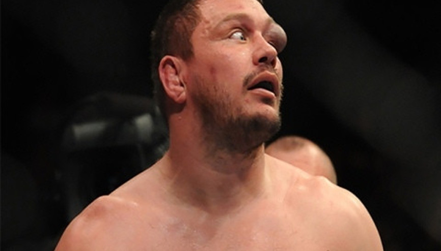 UFC kafes dövüşünde şoke eden görüntü UFC kafes dövüşünde şoke eden görüntü