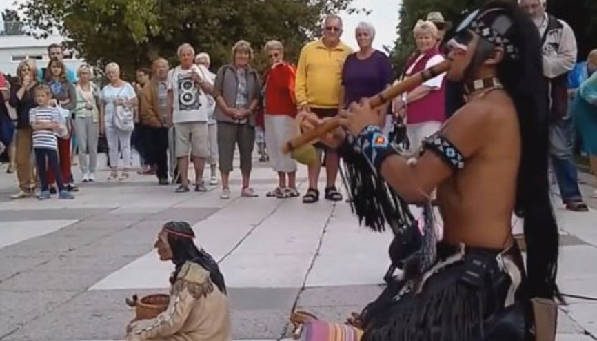 Sokak sanatçısından muhteşem Kızılderili müziği performansı