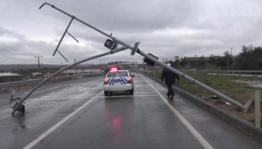 Edirne’de trafik uyarı levhası yola devrildi Edirne’de trafik uyarı levhası yola devrildi