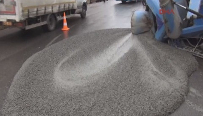 Yokuşu çıkamayan beton mikseri devrildi: 1 yaralı