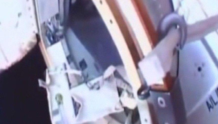 Tarihi uzay yürüyüşü erken sona erdi Tarihi uzay yürüyüşü erken sona erdi