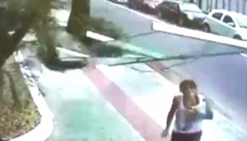 Binanın cam koruması kafasına düştü