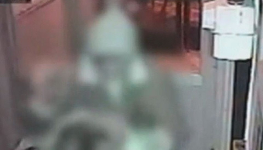 Ortaokul öğrencisi okul müdiresine böyle saldırdı Ortaokul öğrencisi okul müdiresine böyle saldırdı