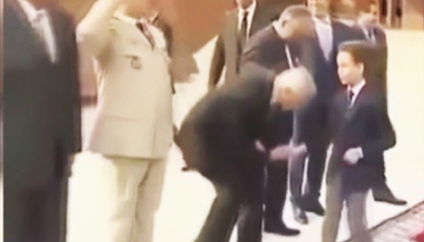 Fas Kralının oğlu bu kez elini öptürmek istemedi