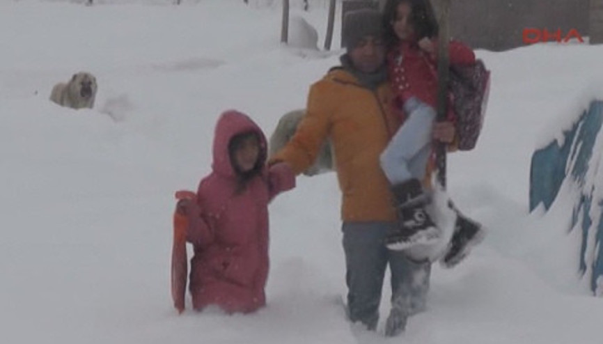 Öğrencilerini karlı yolda kucağında taşıyan fedakar öğretmen Öğrencilerini karlı yolda kucağında taşıyan fedakar öğretmen
