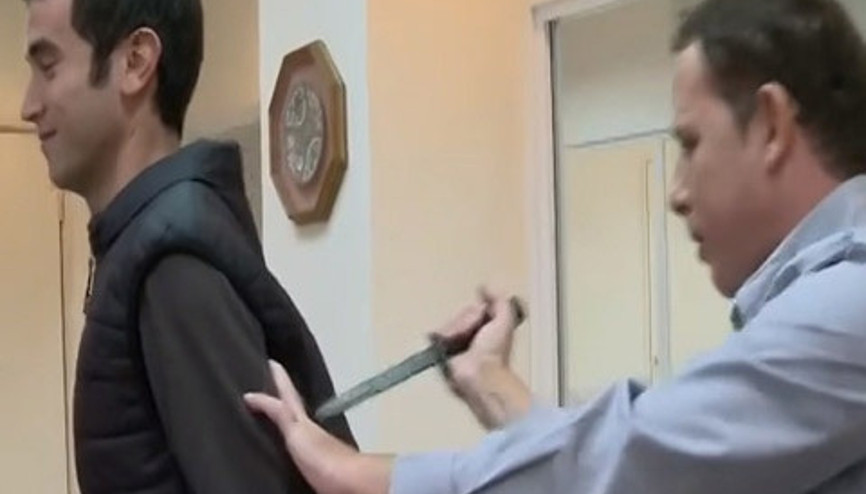 Yelek tanıtımı yaparken bıçaklandı