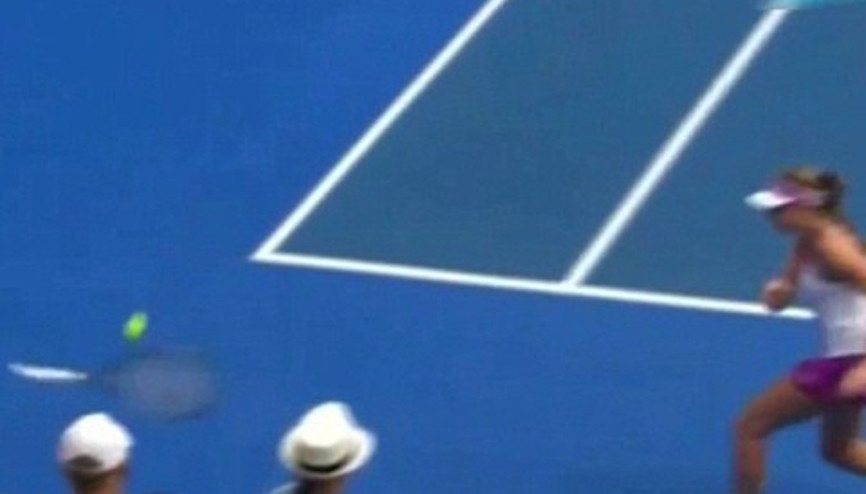 Tenis karşılaşmasında ilginç an Tenis karşılaşmasında ilginç an