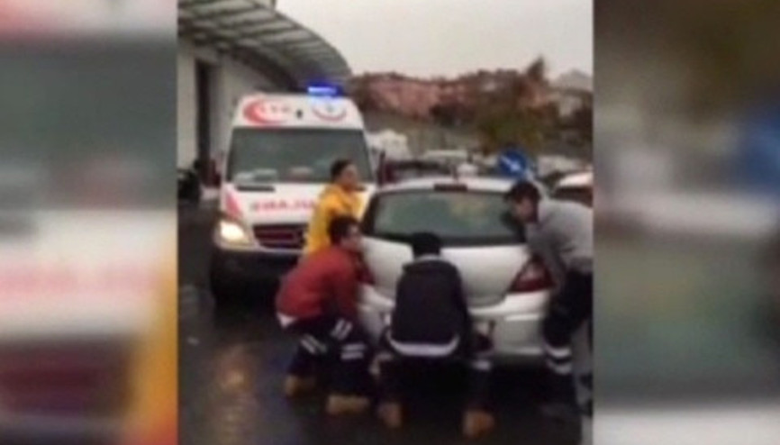 Otomobili kaldırıp ambulansa yol açtılar