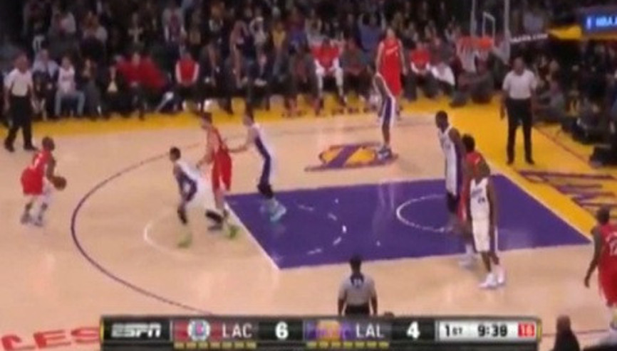 Larry Donnell Nance rakibinin atamadığı basketi kendi potasına attı