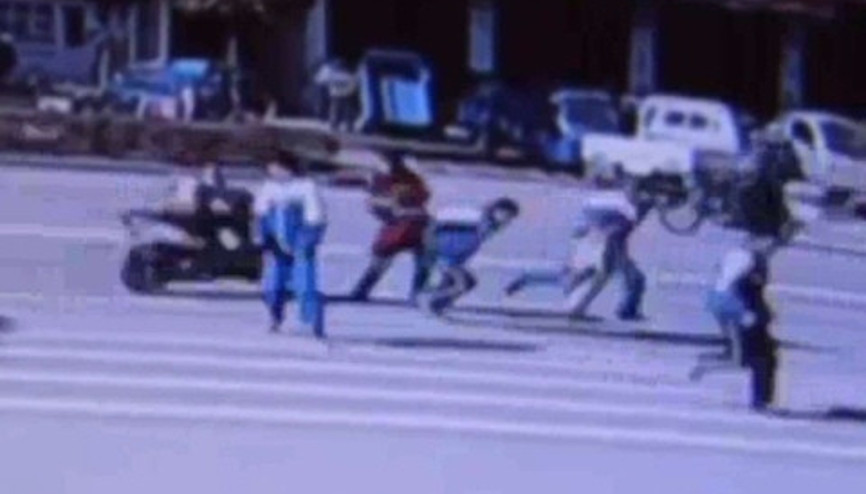Motosikletli yayaların arasına daldı Motosikletli yayaların arasına daldı