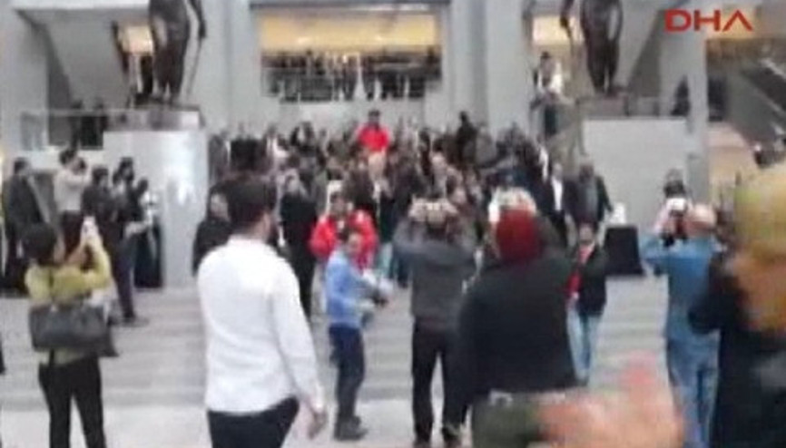 Adliyede Çarşı sloganları