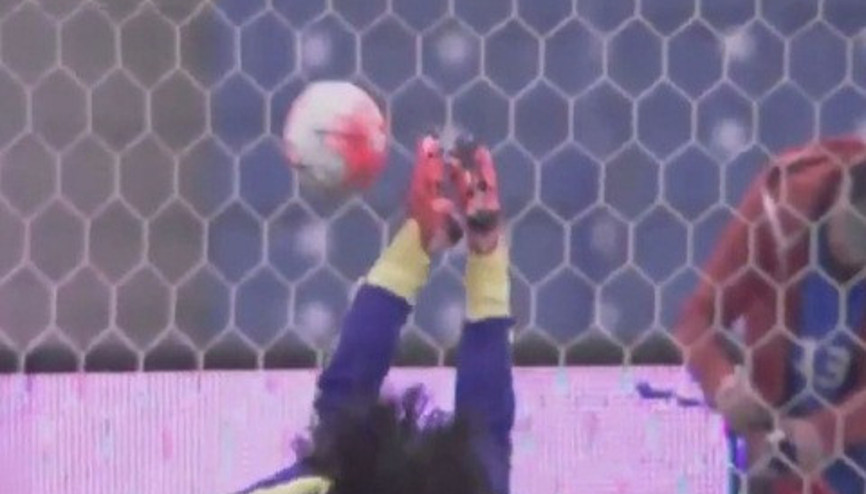 Rene Higuita yıllar sonra yine aynı kurtarışı yaptı